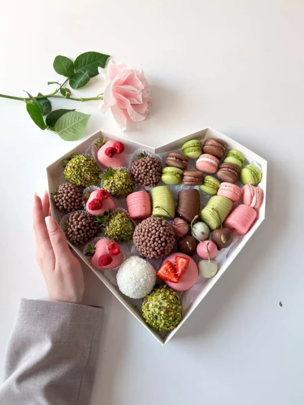 Фруктовый микс "Delicious" — «Фруктовый микс Delicious» — фруктовый набор Dolce Sweets из 1 ягоды клубники, 3 ягод клубники в молочном…